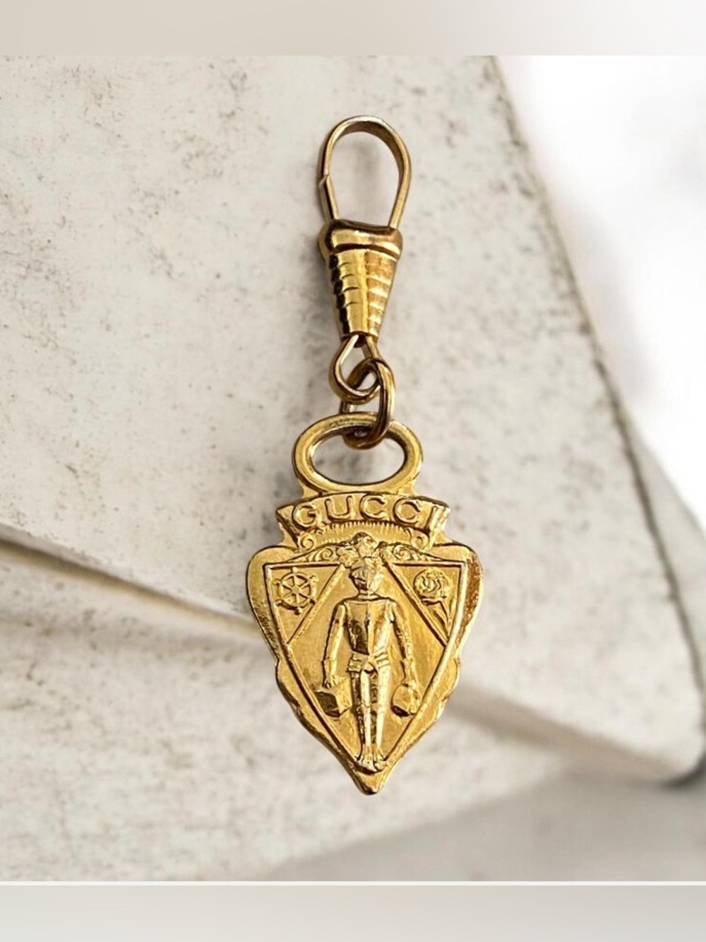 VTG Gucci goldtone knight crest charm/pendant